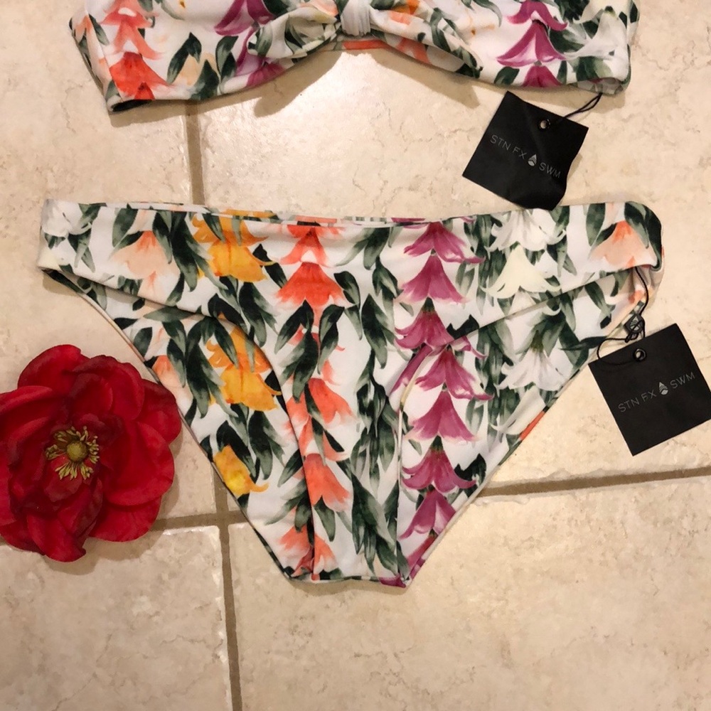Stone fox swim Gaia bottom NWT L lei stand